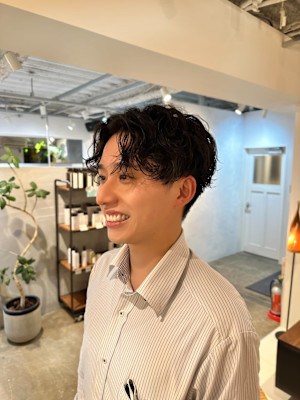 センターパート×スパイラルパーマ