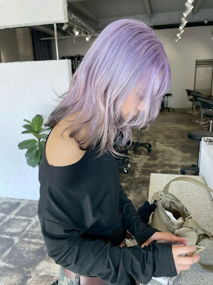 ペールラベンダー/ブロンドに落ちるラベンダーカラー