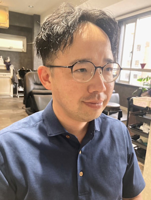 大人男性に人気！ボリュームがでるセンターパートスタイル