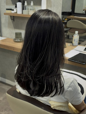 ダークグレージュ×細めハイライト