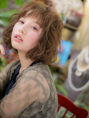 媚びない女子の大人かわいい無造作ミディアム　くすみベージュ