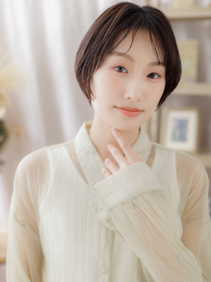 ナチュラルヘルシースタイル前髪なしショート　フェザーショート