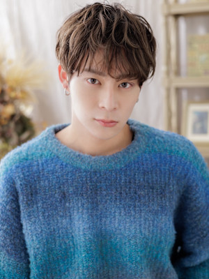 ニュアンスデザインくせ毛風フェザーショート　波打ちパーマ