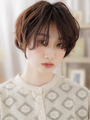 前髪パーマフェザーショート抜け感カジュアル　マロンベージュ