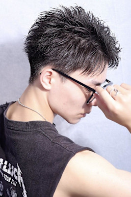 フェザーショート黒髪ツーブロックメンズショート