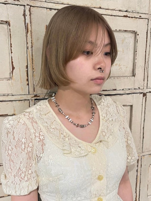 切りっぱなしボブ × ブロンドベージュ × ダブルカラー