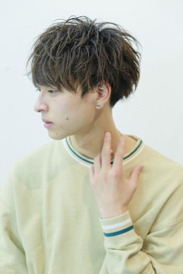 前下がりマッシュ　ツーブロ　刈り上げ