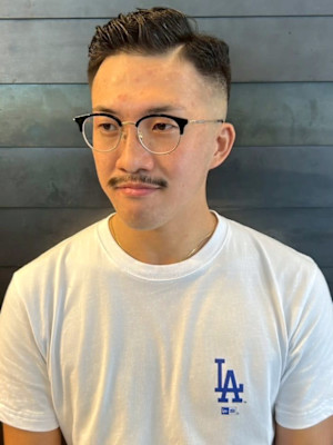 バーバー 七三分け フェードカット 黒髪ショート ビジネス