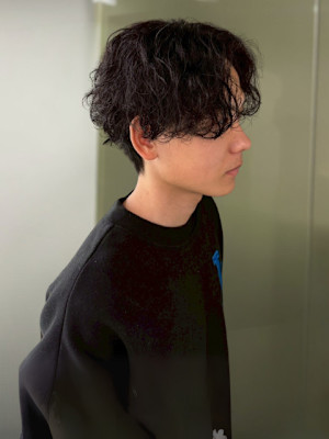 波巻きスパイラルパーマ センターパート メンズミディアム