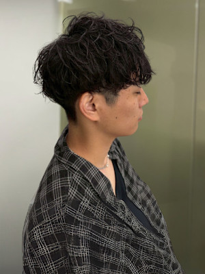 ツーブロック スパイラルパーマ メンズショート 束感 20代