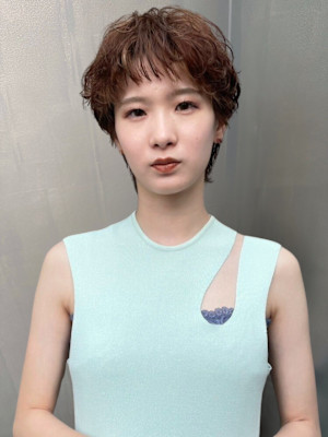 ブラウンベージュ　オン眉　ショートパーマ　プードルパーマ