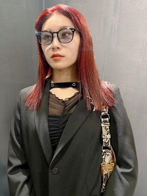 レッドオレンジ　センターパート　切りっぱなしミディアム　艶髪