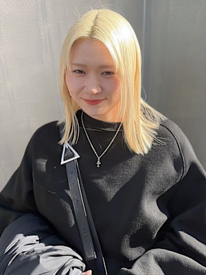 抜きっぱなしブロンド　センターパート　艶髪　ケアブリーチ