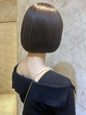 アッシュグレージュ くすみカラー 丸みショートボブ 艶髪