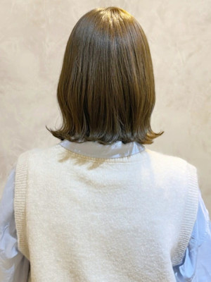 オリーブベージュ ハイトーン 外ハネボブ ダメージレス