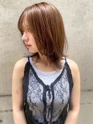 ラテベージュ ミディアムレイヤー 外ハネ シースルーバング