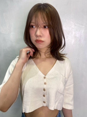 ベージュカラー くびれミディアム レイヤー 顔周りカット