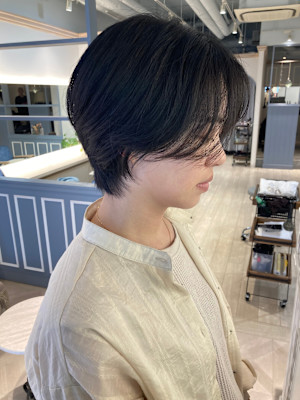 前髪長めハンサムショート透け感黒髪ヘア赤羽美容室