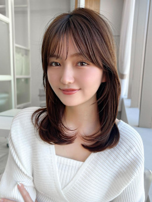 ホワイトグレージュ後れ毛が可愛い顔周りレイヤーミニウルフ