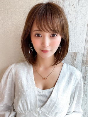 ホワイトグレージュ後れ毛が可愛い顔周りレイヤーミニウルフ