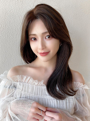 後れ毛が可愛い顔周りハイレイヤーロングチェリーブラウン 