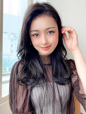 後れ毛が可愛い顔周りハイレイヤーロングチェリーブラウン