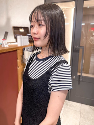 外ハネ 顔周りカット ボブレイヤー アッシュグレー 艶髪 