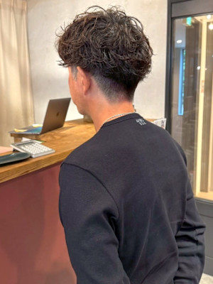 刈り上げ ブラウンカラー スパイラルパーマ ツーブロック 