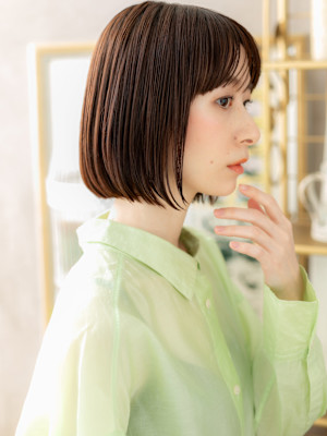 グレージュアッシュ前下がり切りっぱなしボブ　細めハイライト