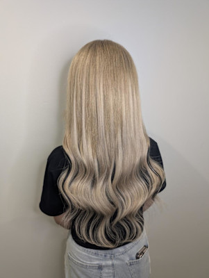 グレージュカラーで透明スタイル