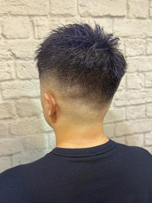 ラフな束感で作るソフトモヒカンフェード