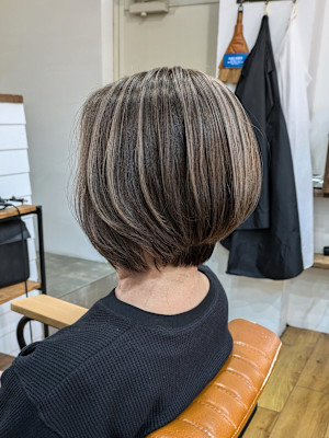 くびれショートボブ30代〜50代グレイカラー白髪ぼかし