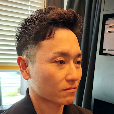 髪の毛にダメージの少ないナチュラルパーマで、クールな印象へ！