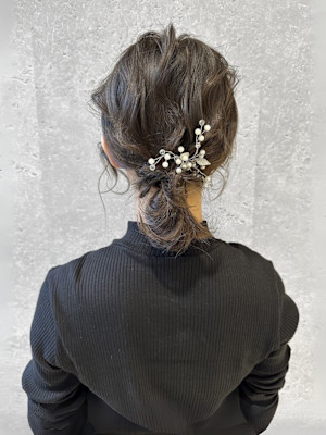 アクセで華やか◎大人のミディアムアレンジ【三軒茶屋】