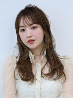 軽やかに揺れる透け感ロング