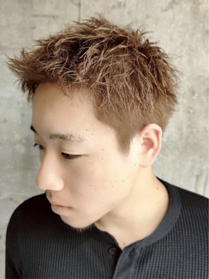 スパイキーショート　刈り上げ　ブリーチカラー　ベージュ