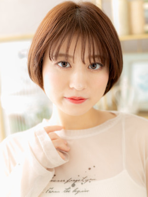 耳かけ大人かわいい小顔ショートマッシュボブ　フェザーショート