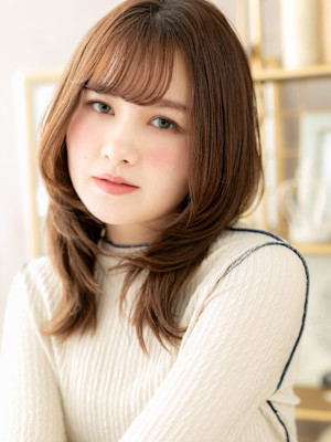 前髪パーマレイヤーカットミディアムウルフ　くすみベージュ