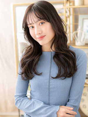 ゆるふわ波巻きウェーブ黒髪小顔ウェットヘア　くすみベージュ