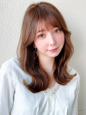 大人かわいいくびれヘアセミロング × ミルクティーベージュ