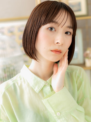 グレージュアッシュ前下がり切りっぱなしボブ　フェザーショート