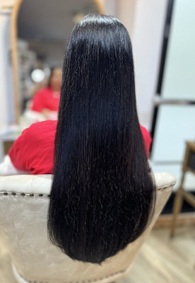 伸ばし中でも目を引く綺麗なロングヘア/ヘアドネーション