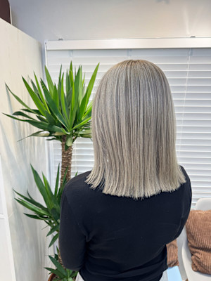 【安藤貴志】ホワイトグレージュx切りっぱなしボブ＊