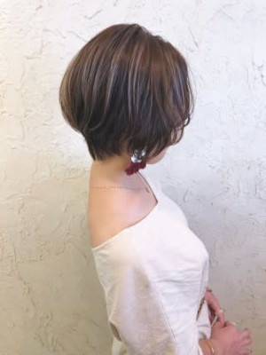 【Flor】グレージュハイライト×リバーサイドショート