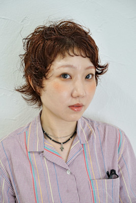 クセ毛を生かした、ショートウルフ