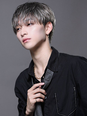 パールシルバーで魅せるナチュラル韓流ショート