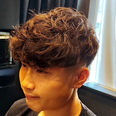 フロントに重さを演出し、ランダムパーマで、クールなオトコへ！