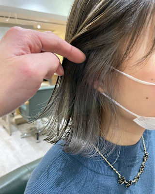 グレー　インナーカラー/イヤリングカラー　外はねボブ