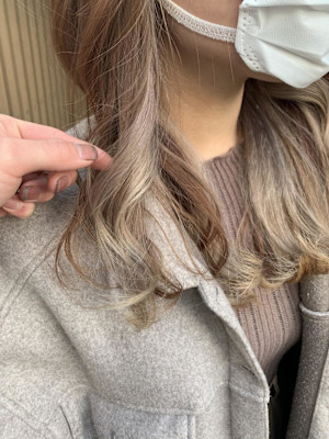 インナーカラー　グレーベージュ　イヤーカラー