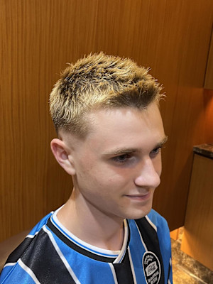 銀座　理容室　外国人スタイル　テーパーフェード　ローフェード